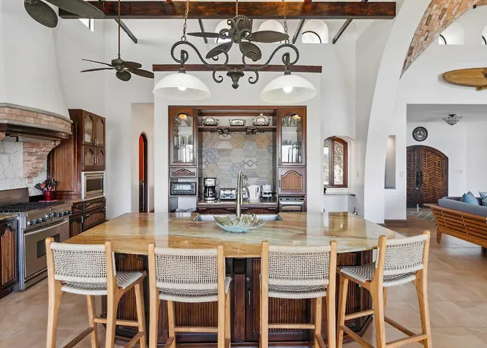 Dreamy Spanish-style With Sweeping Ocean Views, Elegant Nautical Design & Giant Infinity Pool Сasa de vacaciones